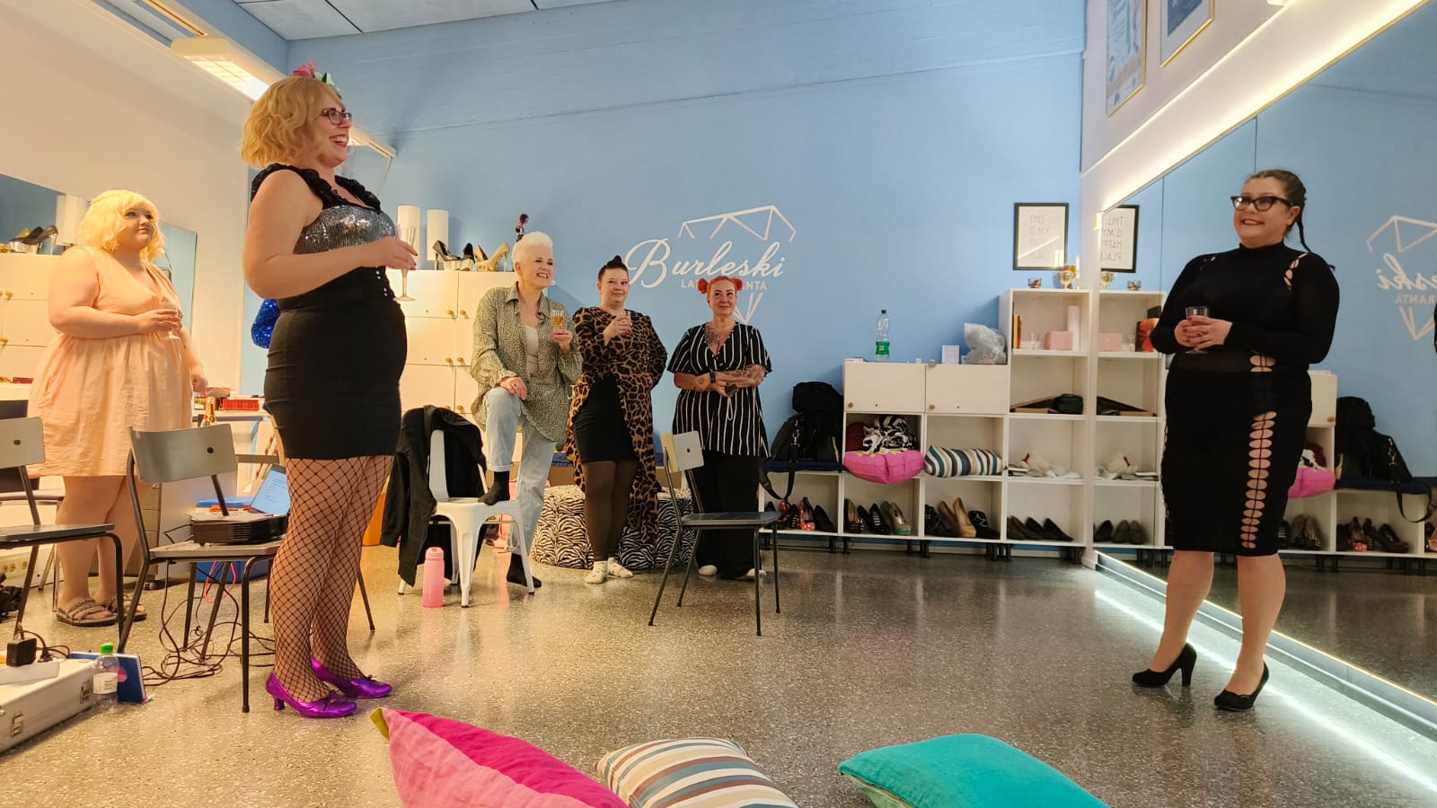 Vas. Miss Merry Thymes, Grace InDecent, ZiiZii Baker, Adolina Alkuhehku, Anna EnsiLempi ja Hani Hottie
